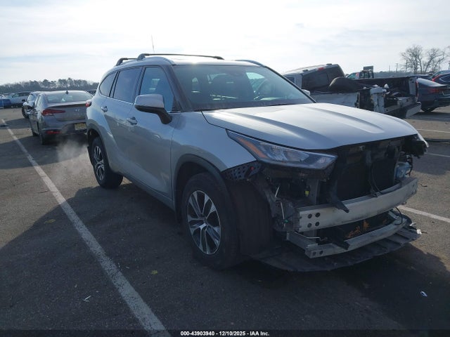 Auction sale of the 2021 Toyota Highlander Xle, vin: 5TDGZRBH9MS077285, lot number: 43903940