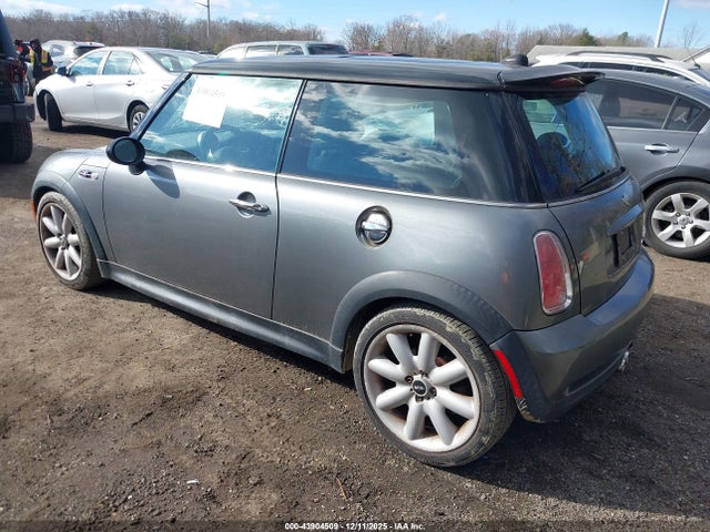 2006 MINI COOPER S WMWRE335X6TL17063 Photo 2