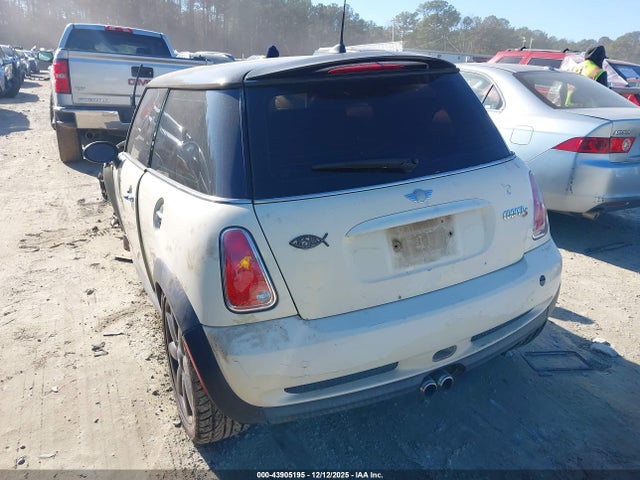 2005 MINI COOPER S WMWRE334X5TG95490 Photo 2
