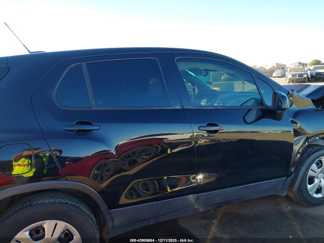3GNCJKSB6HL206630 Chevrolet TRAX LS