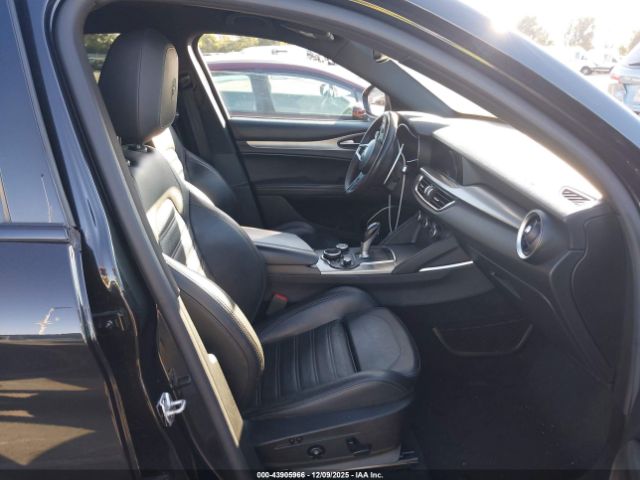 2018 ALFA ROMEO STELVIO ZASFAKNN8J7B82795 Photo 4
