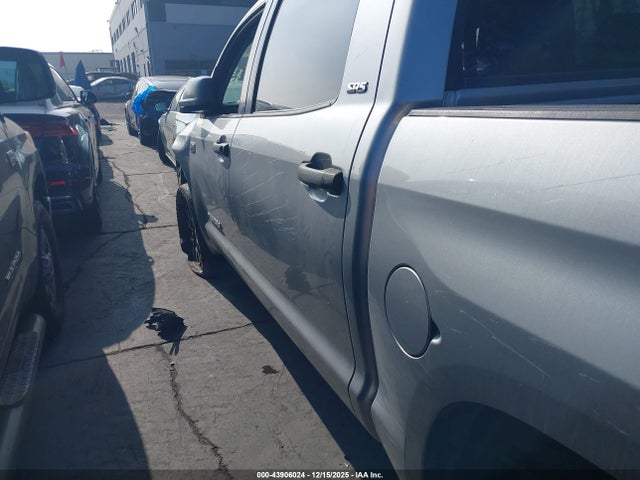 5TFEY5F13EX153319 Toyota Tundra Sr5 5.7l V8