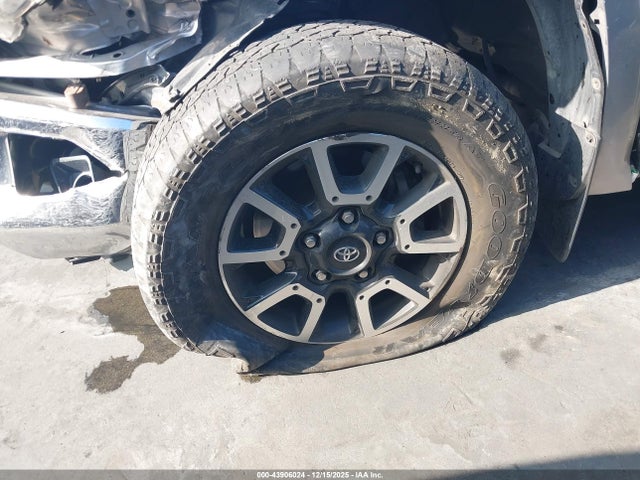 5TFEY5F13EX153319 Toyota Tundra Sr5 5.7l V8