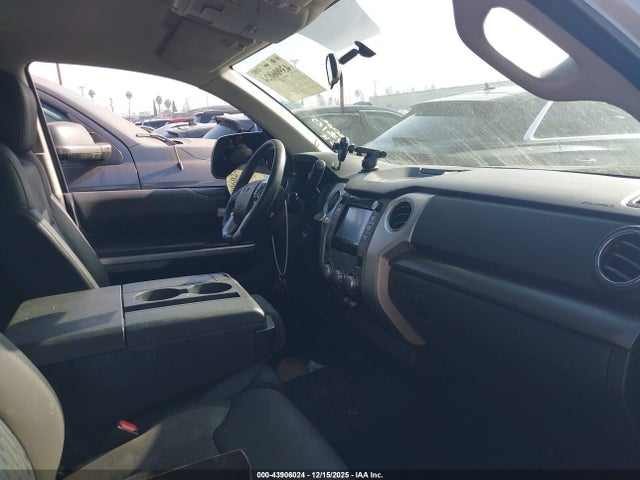 5TFEY5F13EX153319 Toyota Tundra Sr5 5.7l V8