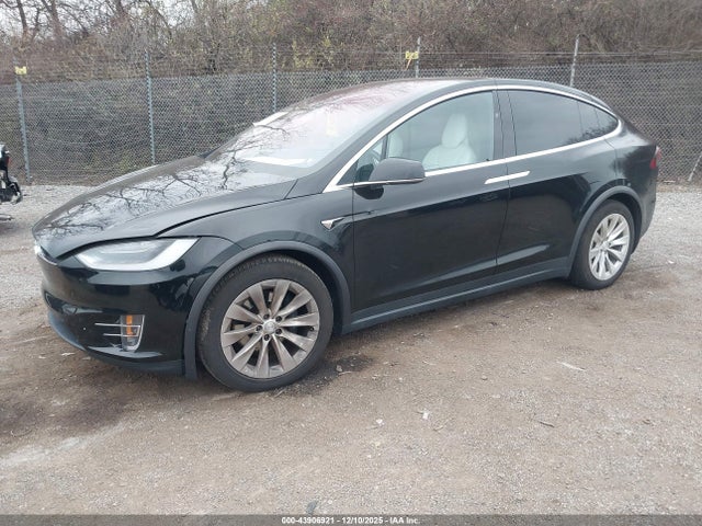 Tesla Model X 100d/75d/90d 2017 5YJXCDE26HF053631 Image 2