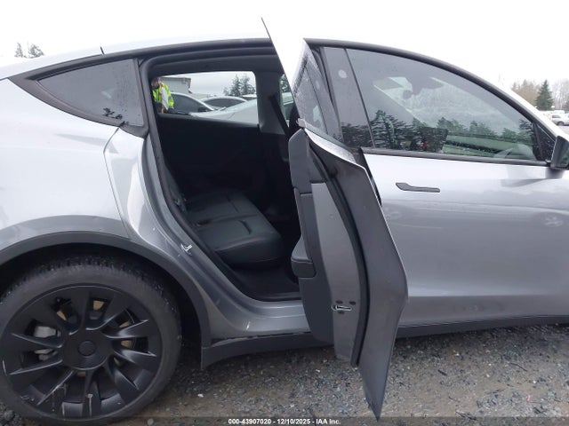 2024 TESLA MODEL Y 7SAYGDEE8RA295695 Photo 7