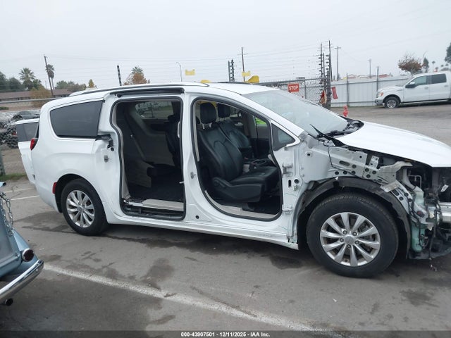 Продажа на аукционе авто 2019 Chrysler Pacifica Touring L, vin: 2C4RC1BG2KR626933, номер лота: 43907501