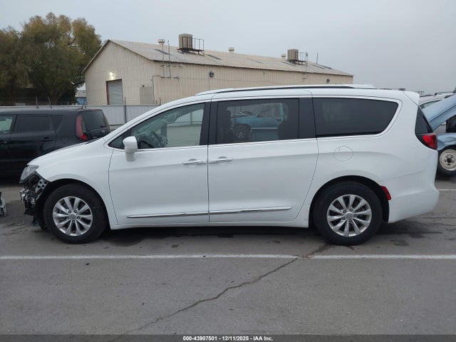 Продажа на аукционе авто 2019 Chrysler Pacifica Touring L, vin: 2C4RC1BG2KR626933, номер лота: 43907501