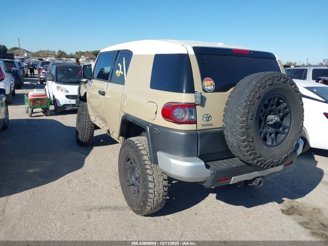 2014 TOYOTA FJ CRUISER JTEBU4BF4EK184095 Photo 2