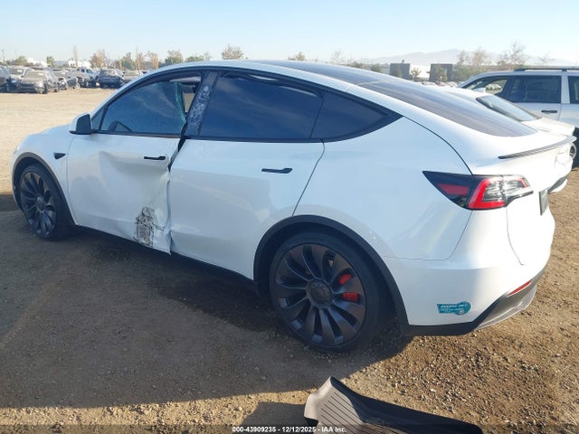 2024 TESLA MODEL Y 7SAYGDEF2RF150535 Photo 2