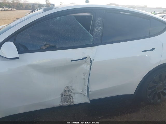 2024 TESLA MODEL Y 7SAYGDEF2RF150535 Photo 5