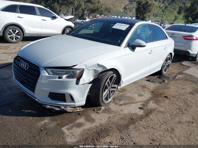 2018 AUDI A3 WAUAUGFF2J1028260 Photo 1