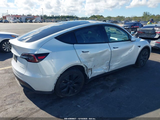 2025 TESLA MODEL Y 7SAYGDEE5SA338332 Photo 3