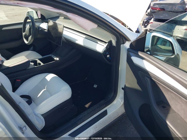 2025 TESLA MODEL Y 7SAYGDEE5SA338332 Photo 4