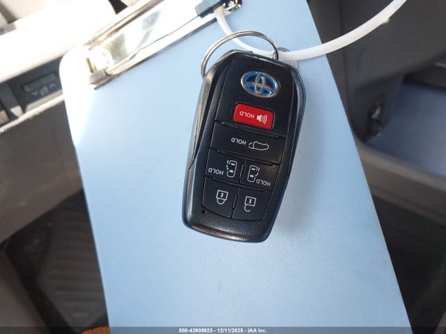 5TDJRKEC2NS122632 Toyota SIENNA XLE