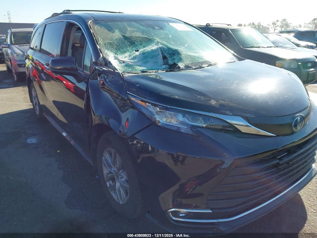 5TDJRKEC2NS122632 Toyota SIENNA XLE