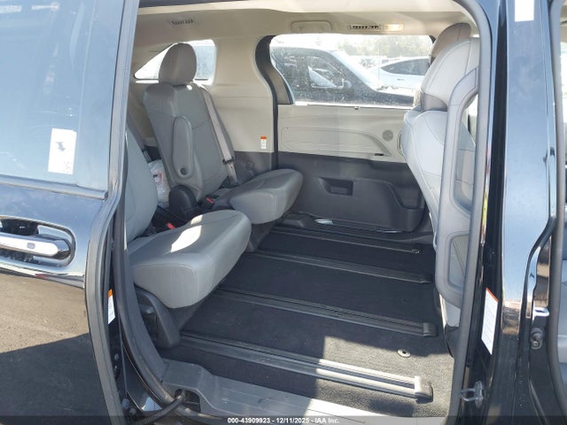 5TDJRKEC2NS122632 Toyota SIENNA XLE