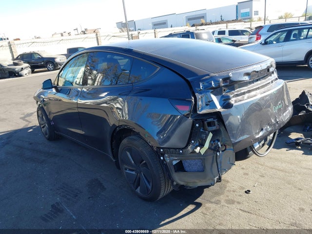 2026 TESLA MODEL Y 7SAYGDED5TF417138 Photo 2