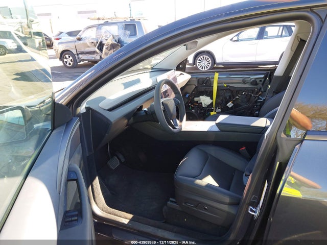 2026 TESLA MODEL Y 7SAYGDED5TF417138 Photo 4