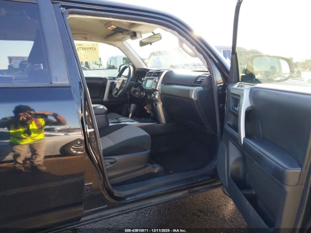 2018 TOYOTA 4RUNNER JTEZU5JRXJ5177385 Photo 4