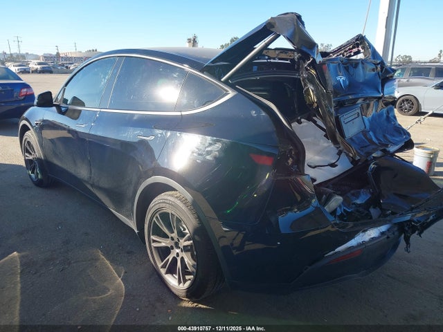 2025 TESLA MODEL Y 7SAYGDED1SF265406 Photo 2