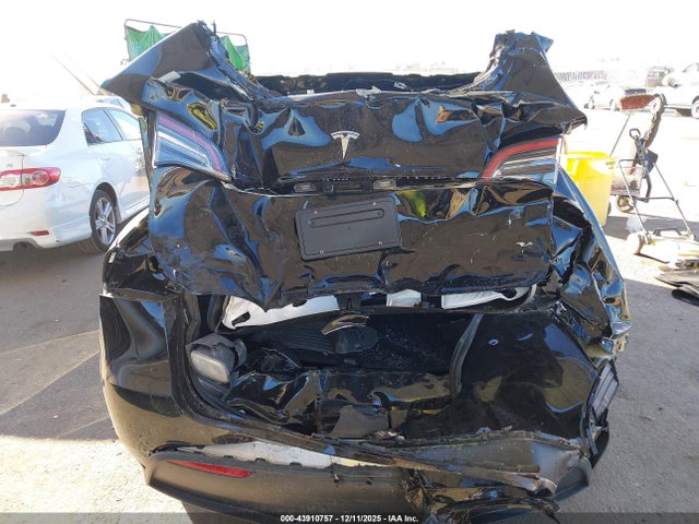 2025 TESLA MODEL Y 7SAYGDED1SF265406 Photo 5