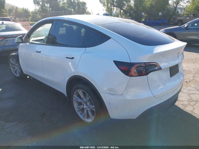2023 TESLA MODEL Y 7SAYGDEE9PA183212 Photo 2