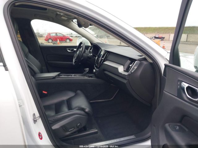 2018 VOLVO XC60 LYVA22RL5JB113941 Photo 4