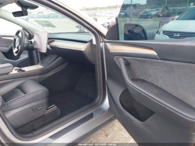 2025 TESLA MODEL Y 7SAYGDEE7SA339224 Photo 4