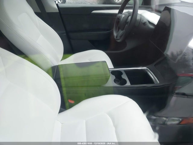 2025 TESLA MODEL Y 7SAYGDEDXSF243002 Photo 4