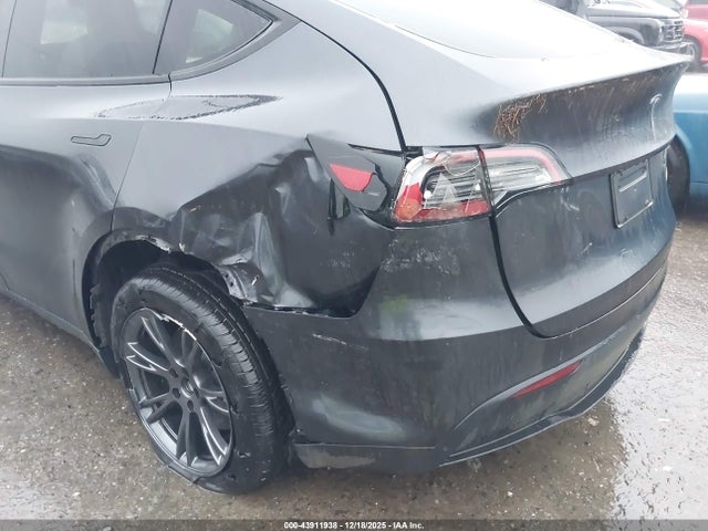2025 TESLA MODEL Y 7SAYGDEDXSF243002 Photo 5