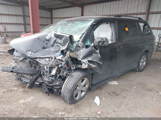 5TDKK3DC1FS607328 Toyota Sienna Le 8 Passenger