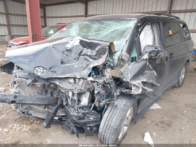 5TDKK3DC1FS607328 Toyota Sienna Le 8 Passenger