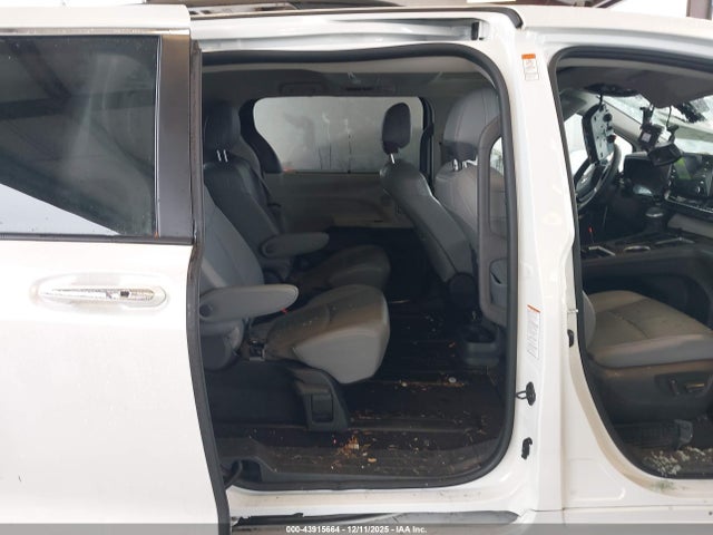 Toyota SIENNA XLE 2022 5TDJRKEC5NS089450 Image 8