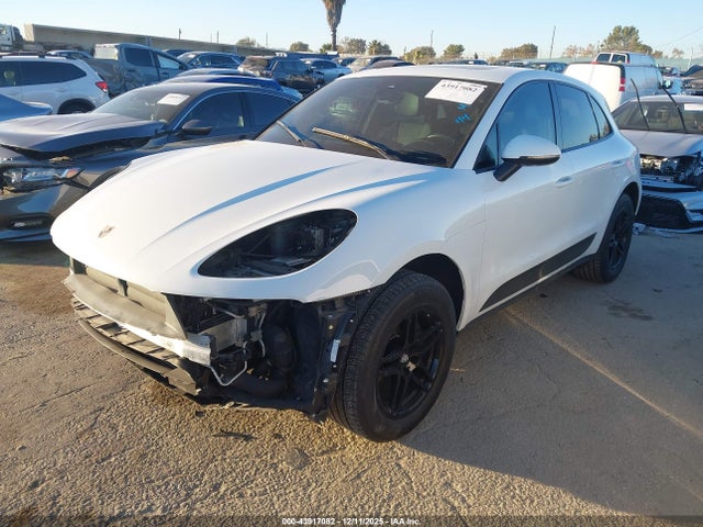 2018 PORSCHE MACAN WP1AA2A58JLB10090 Photo 1
