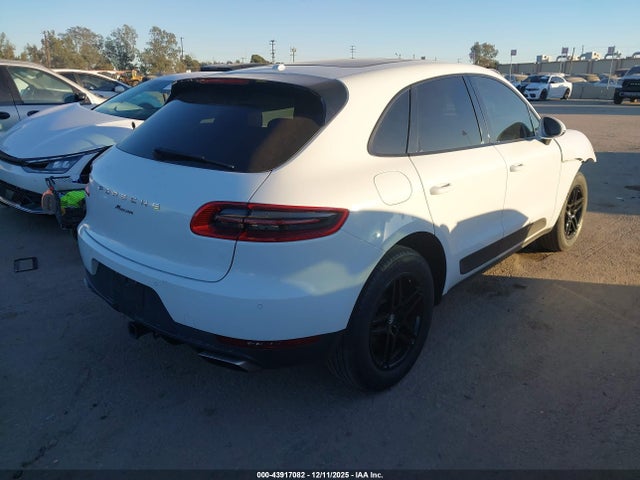 2018 PORSCHE MACAN WP1AA2A58JLB10090 Photo 3