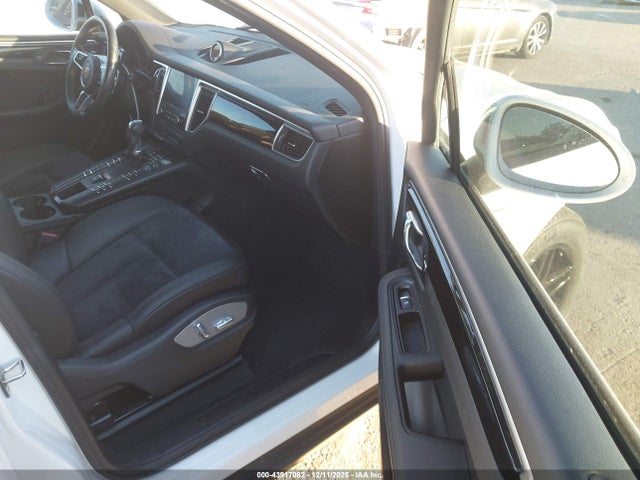 2018 PORSCHE MACAN WP1AA2A58JLB10090 Photo 4