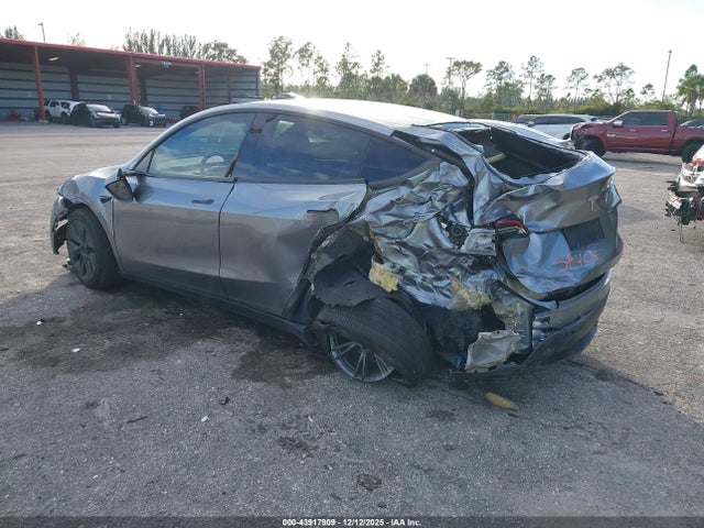 2025 TESLA MODEL Y 7SAYGDED6SA373498 Photo 2