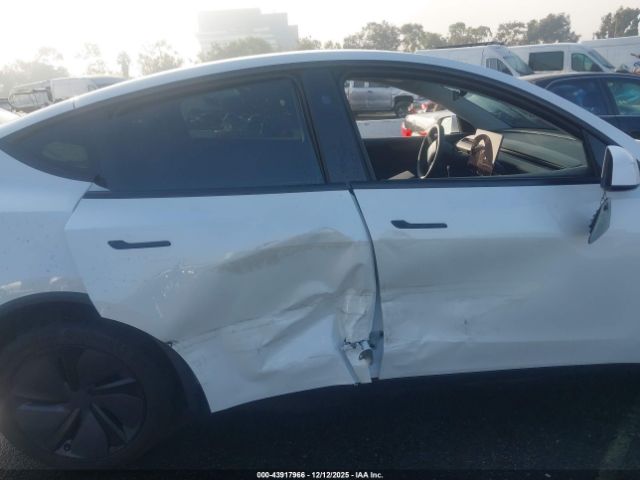 2026 TESLA MODEL Y 7SAYGDED2TF452610 Photo 5