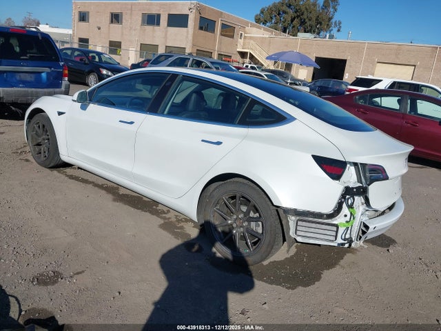2018 TESLA MODEL 3 5YJ3E1EA0JF152997 Photo 2