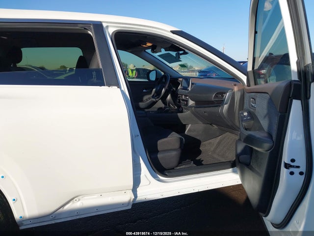 JN8BT3BAXPW418097 Nissan Rogue Sv Fwd