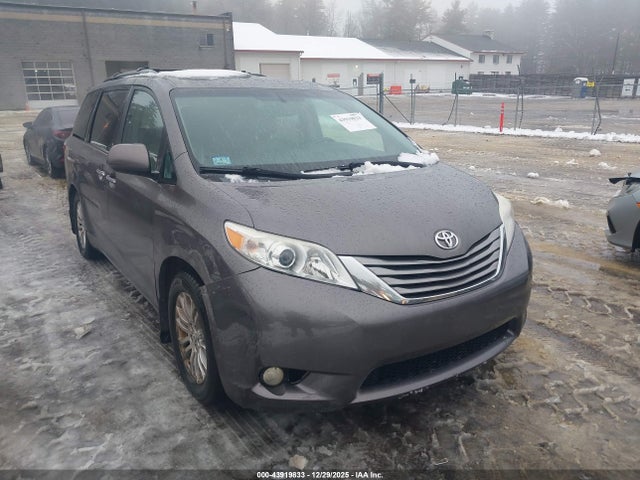 5TDYK3DC7FS577343 Toyota Sienna Xle Premium 8 Passenger