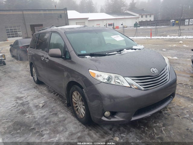 5TDYK3DC7FS577343 Toyota Sienna Xle Premium 8 Passenger