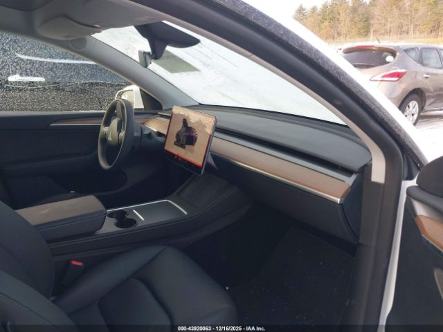 2024 TESLA MODEL Y 7SAYGDEE9RF152077 Photo 4