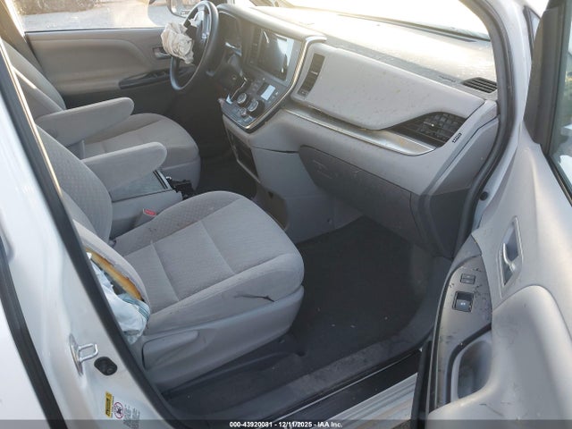 5TDKZ3DC9HS880712 Toyota Sienna Le 8 Passenger