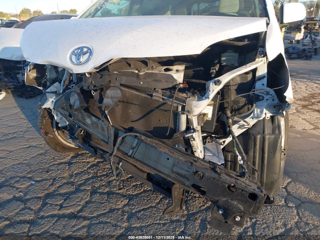 5TDKZ3DC9HS880712 Toyota Sienna Le 8 Passenger