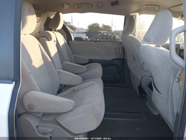 5TDKZ3DC9HS880712 Toyota Sienna Le 8 Passenger