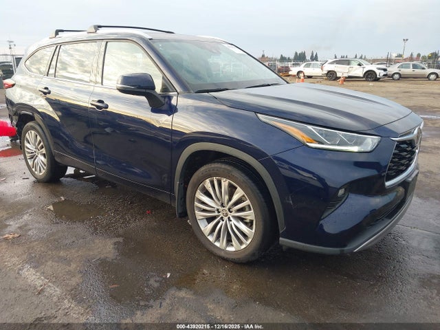 Toyota Highlander Platinum 2022 5TDFZRBH8NS228727 main image