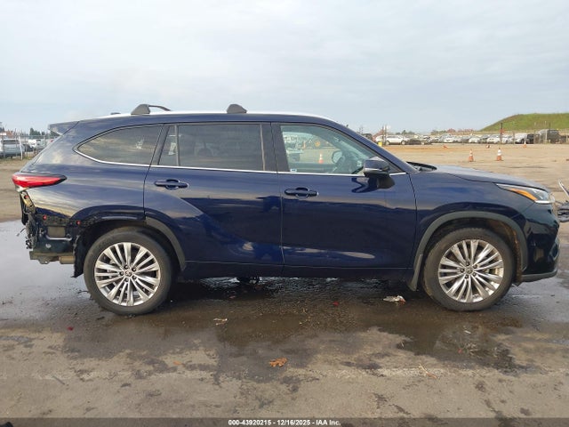Toyota Highlander Platinum 2022 5TDFZRBH8NS228727 Image 14