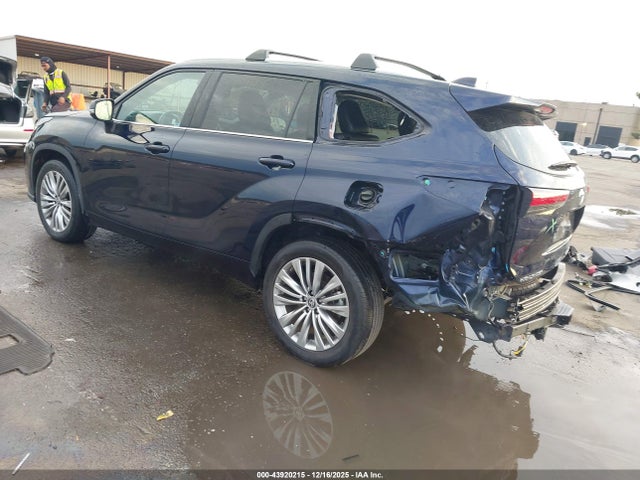 Toyota Highlander Platinum 2022 5TDFZRBH8NS228727 Image 3